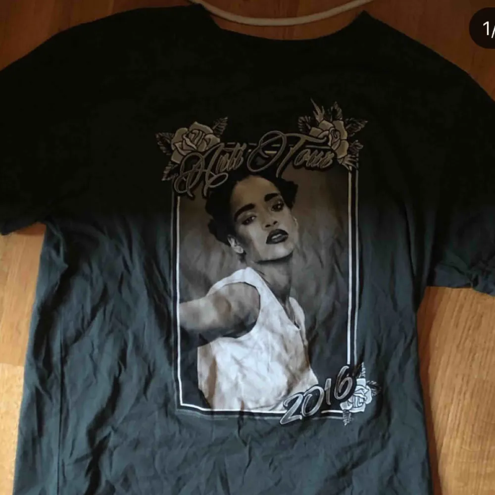 Rihanna tröja från hennes tour! Frakt tillkommer!. T-shirts.