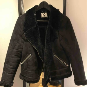  - En snygg jacka från Cubus i storlek 40 men passar flera storlekar (jag på bilden är 38) varm och skön och passar perfekt till våren. Möts upp eller så står köparen för frakt