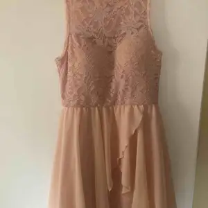 Rosa klänning med inbyggd bh, köpt i London knappt använd, storlek 42 :)