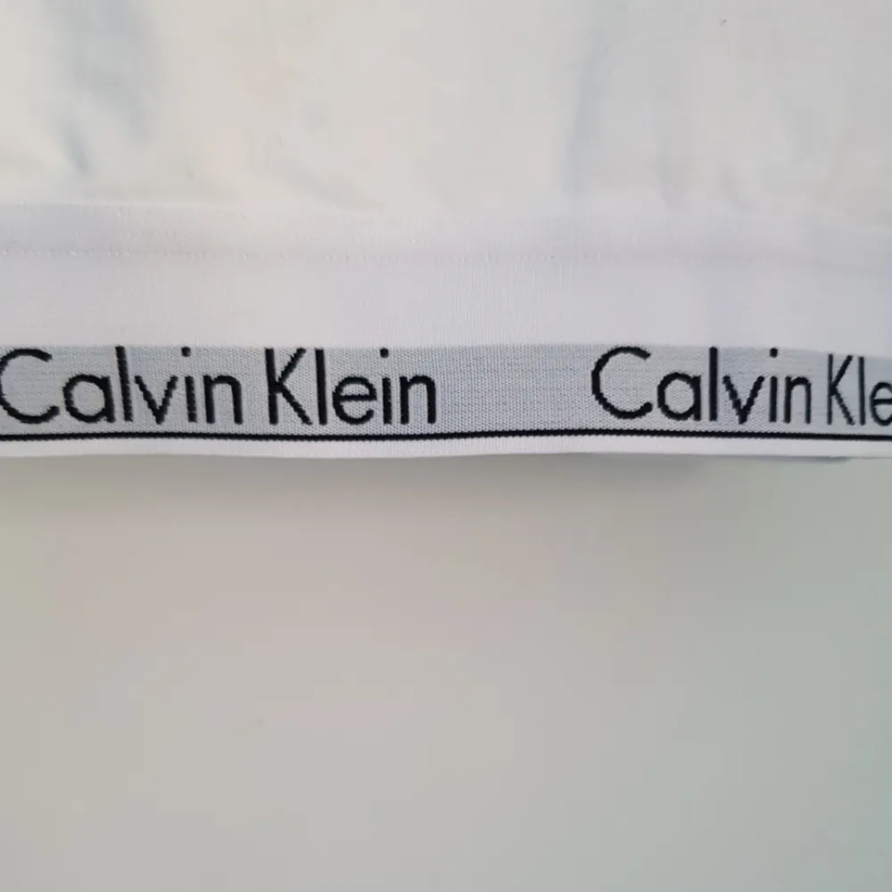 Calvin Klein topp i vitt! Fraktas naturligtvis!. Toppar.