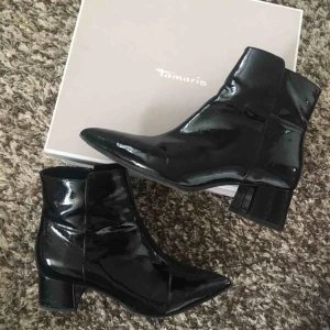  - Jättefina lackskor i spets från Tamaris. Använda 1 gång sen insåg jag att det var fel storlek. Hör av er vid frågor 🌞🎈