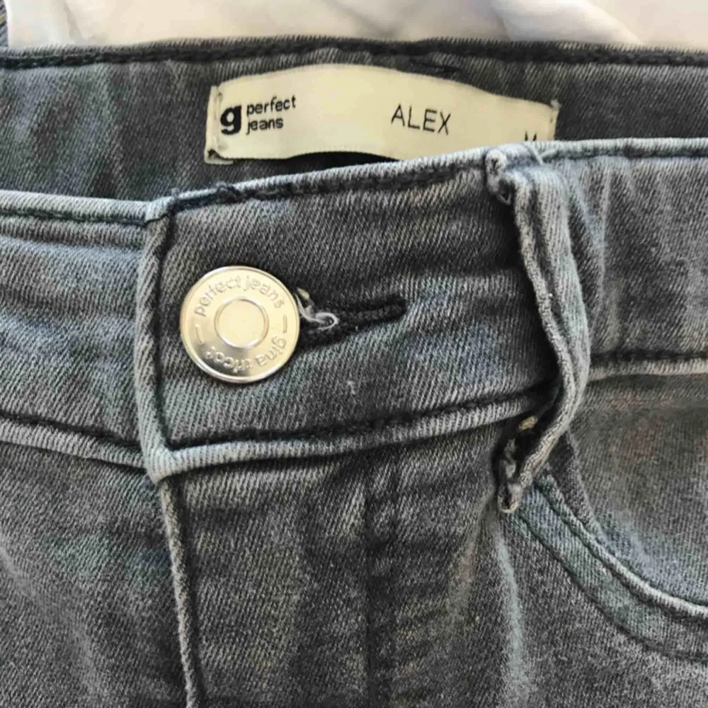Knappt använda Jeans från gina i modellen Alex. Fraktar endast vilket köparen står för!. Jeans & Byxor.
