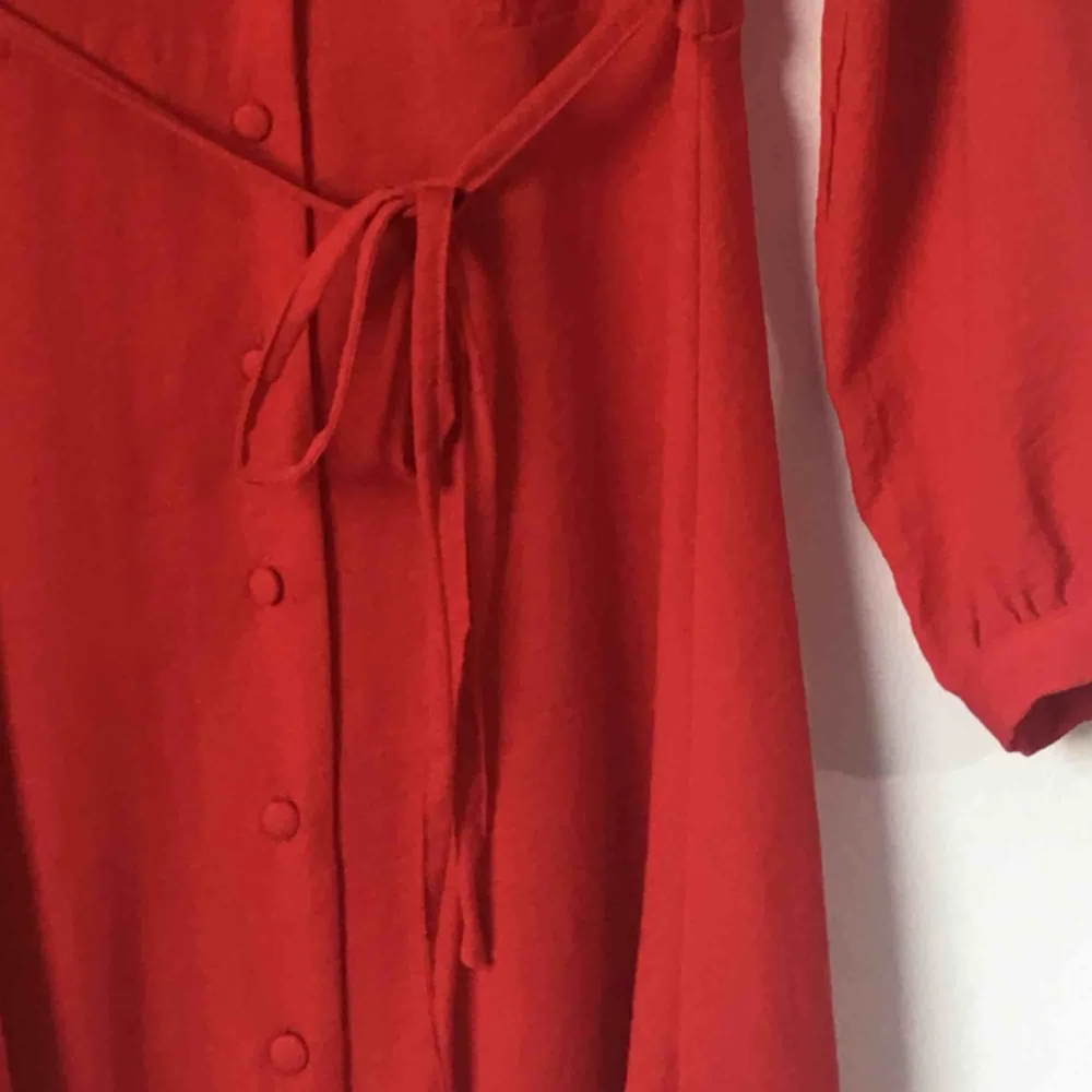 Ny klänning i charmig röd färg! Perfekt till sommaren eller semestern ❤️. Klänningar.