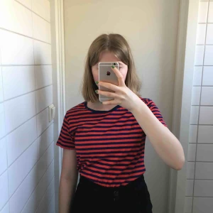  - Randig t-shirt från MONKI använd ett fåtal gånger! köparen står för frakt!