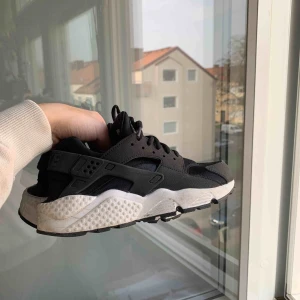  - Svarta Nike Huaraches i strl 38. Använda ett fåtal gånger. Säljer pga för små.
