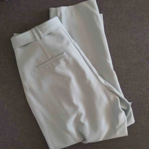  - Mintgröna (svår färg att få på bild) kostymbyxor, använda typ 2 ggr! Har du möjlighet att ses i Stockholm innerstad har du förtur 🌟