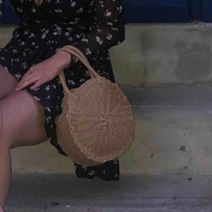  - Korgväska köpt i Frankrike för cirka 400 kronor. Knappt använd! Frakt tillkommer men kan även mötas upp. 