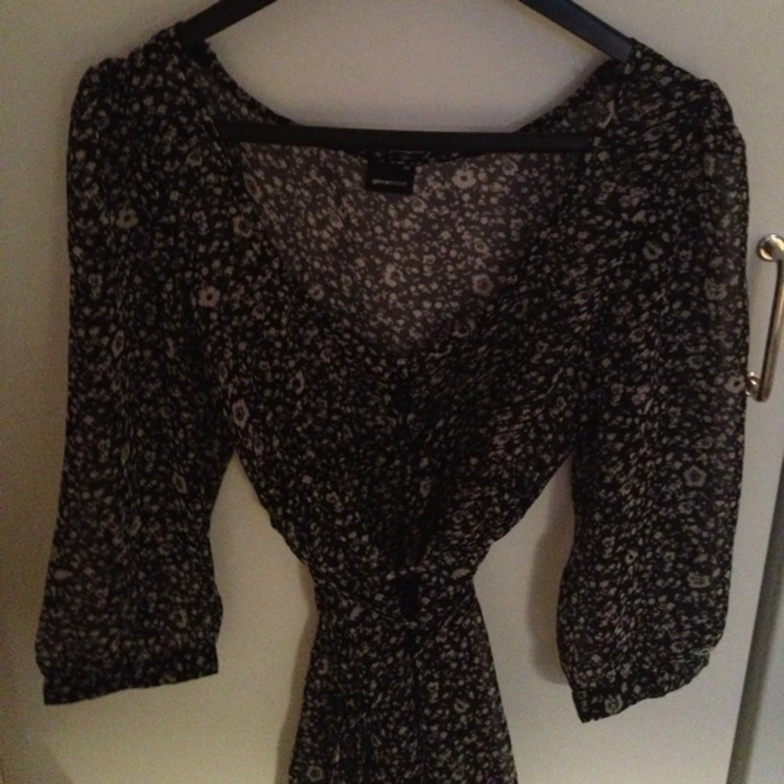 Långärmad sval blus svart/vit-mönstrad med snörning i midjan, svarta knappar. - 1398366253