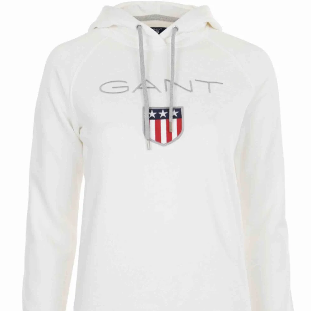 Vit Gant hoodie, använd väldigt ofta men inga fel på den alls. Säljes pga ska köpa en ny fast i en annan färg. Nypris 799kr pris kan diskuteras. Övrigt.