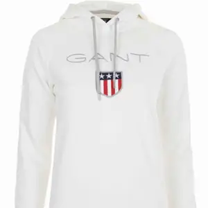 Vit Gant hoodie, använd väldigt ofta men inga fel på den alls. Säljes pga ska köpa en ny fast i en annan färg. Nypris 799kr pris kan diskuteras