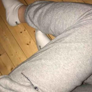  - Gråa Champion mjukisbyxor, använda ofta. Säljes pga tycker bara inte om dom längre, nypris 399kr