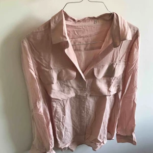  - Superfin puderrosa skjorta, aldrig kommit till användning, endast skrynklig pga legat i en byrålåda annars i perfekt skick.  💘