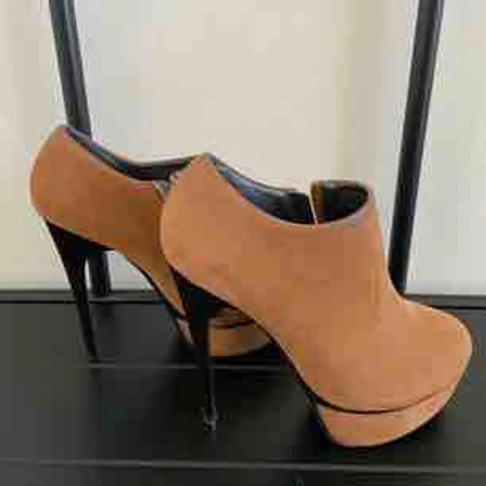 Brown suede high heels Brand: Sergio Todzi Size: 37 Colour: brown with black sole  Some scratches on the shoes, but otherwise hardly worn.. Skor.