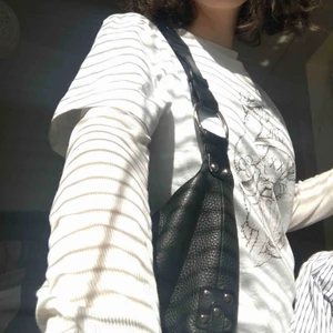 Handväska svart - En svart handväska som knappt är använd under de år vi haft den här hemma. Nyskick!!  Ses i stan eller Kungsholmen 💓😁