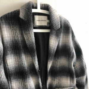  - Skitsnygg kappa från Carin Wester i storlek 34. Frakt tillkommer