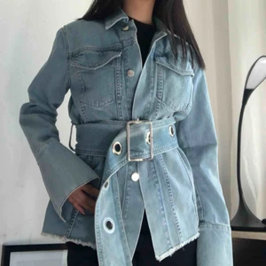  - Asball slutsåld jeansjacka från NA-KD som tyvärr är för häftig för mig. Inköpspriset är 799 kr. Storleken är 32 men passar även 34. Frakt tillkommer såvida du inte kan mötas upp