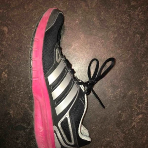  - Adidas löparskor storlek 38 2/3
