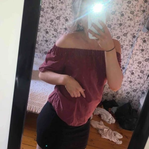  - Väldigt fin vinröd tröja off shoulder som kan användas vanligt också