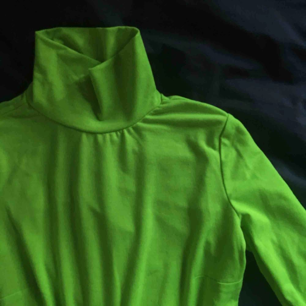 Neon grön polotröja från nelly | Plick Second Hand