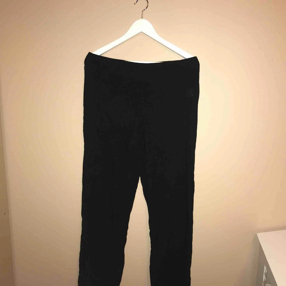 Svarta jättesköna fladdriga byxor från Bikbok! 🖤 kan mötas upp i Gävle eller frakta . Jeans & Byxor.