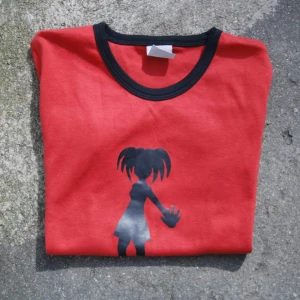  - T-shirt från Jam Jeans i stök M, antagligen en barn-medium. Men passar bra på mig som croptop till midjekjol eller byxor! Frakt 35kr