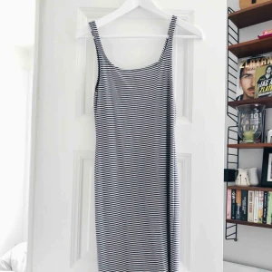  - Tajt midi-klänning från Zara. Skickas mot frakt eller möts upp i centrala Stockholm.