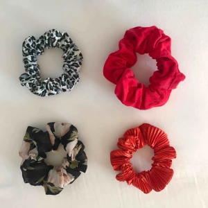  - Scrunchies i grå leopard, röd, svartblommig och röd-orange (räknat från vänster högst upp). Paketpris alla fyra för 60 kr, separat 20 kr/st. Köparen står för frakten 🌹