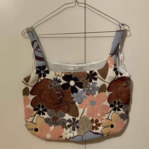  - Tops i storlek s, fin skick, Finns i Odenplan Stockholm, 20kr för porto 