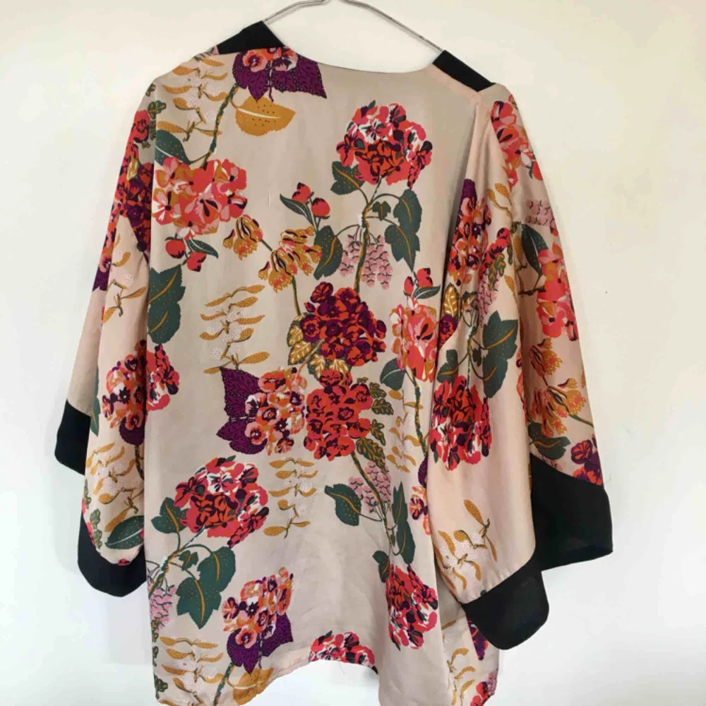 Somrig och bohemisk kimono med ett blommigt mönster!. Tröjor & Koftor.