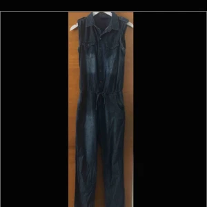  - Byxdress i skönt tunt jeanstyg 