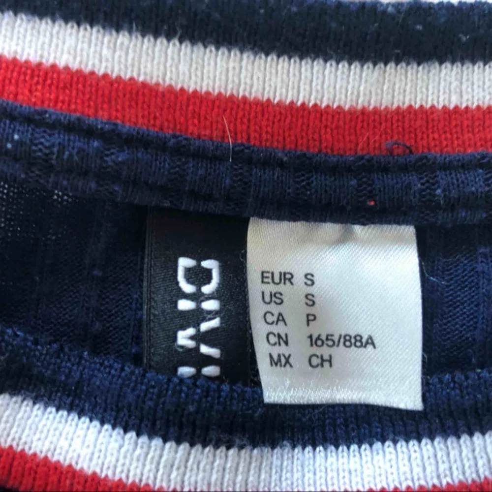 Snygg och bekväm tröja köpt från H&M. Är väl använd men har inga slitningar.   Kan mötas i Bålsta eller frakta. Tar endast emot Swish.  Kunden står för den eventuella frakten. . Tröjor & Koftor.