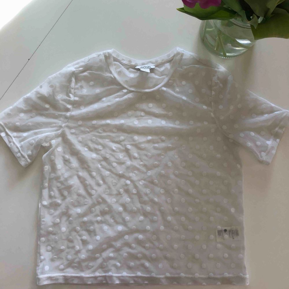 En vit mesh T-shirt från monki i storlek M men kan användas från Xs-M, använd 1 gång och säljer pga att den är för liten för mig. och skulle vara väldigt snyggt till våren som kommer. Hör gärna av dig om du vill ha mer bilder eller info om tröjan. T-shirts.