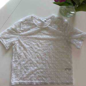 En vit mesh T-shirt från monki i storlek M men kan användas från Xs-M, använd 1 gång och säljer pga att den är för liten för mig. och skulle vara väldigt snyggt till våren som kommer. Hör gärna av dig om du vill ha mer bilder eller info om tröjan