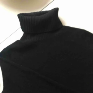  - Filippa k polo Svart, fint skick, sparsamt använd. Fint stickad, mycket stilrent plagg.  Storlek L men själv är jag en small och tycker den sitter fint när den är lite mer lös.  Swish funkar utmärkt! Köparen betalar för frakt.  