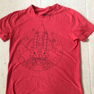  - Röd tröja köpt second hand original pris 300kr. På jättefint skick o inga hål. Knappt använd, varför jag säljer är för att va för liten. Frakt på 35kr