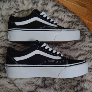  - Säljer typ helt nya vans i strl 37. Använda en gång på en hundpromenad, därför lite slitage på framsidan av skon men inget som syns! Inköpta förra veckan på scorett för 850 kr. Kan hämtas i Lund/Staffanstorp! 😊