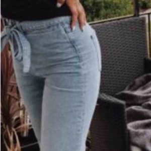  - Jättefina, ljusblå jeans i storlek S. Köpta här på Plick för ett tag sedan men kom i fint skick.  Använda väldigt fåtal gånger av mig och säljer nu på grund av att de inte passar mig längre.