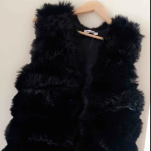  - Superfin pälsväst från tessie använd en gång 