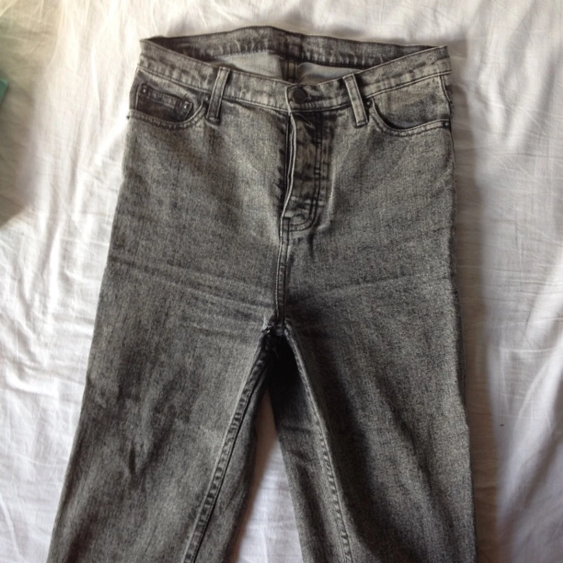 Stentvättade höga jeans från cheapmonday med ett litet hål i grenen - 1399216550