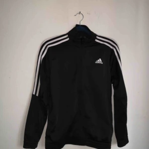  - En jätte fin adidas tröja/”jacka”. Inte använd så många ggr så den är i extremt fint skick! Köparen står för frakten❤️