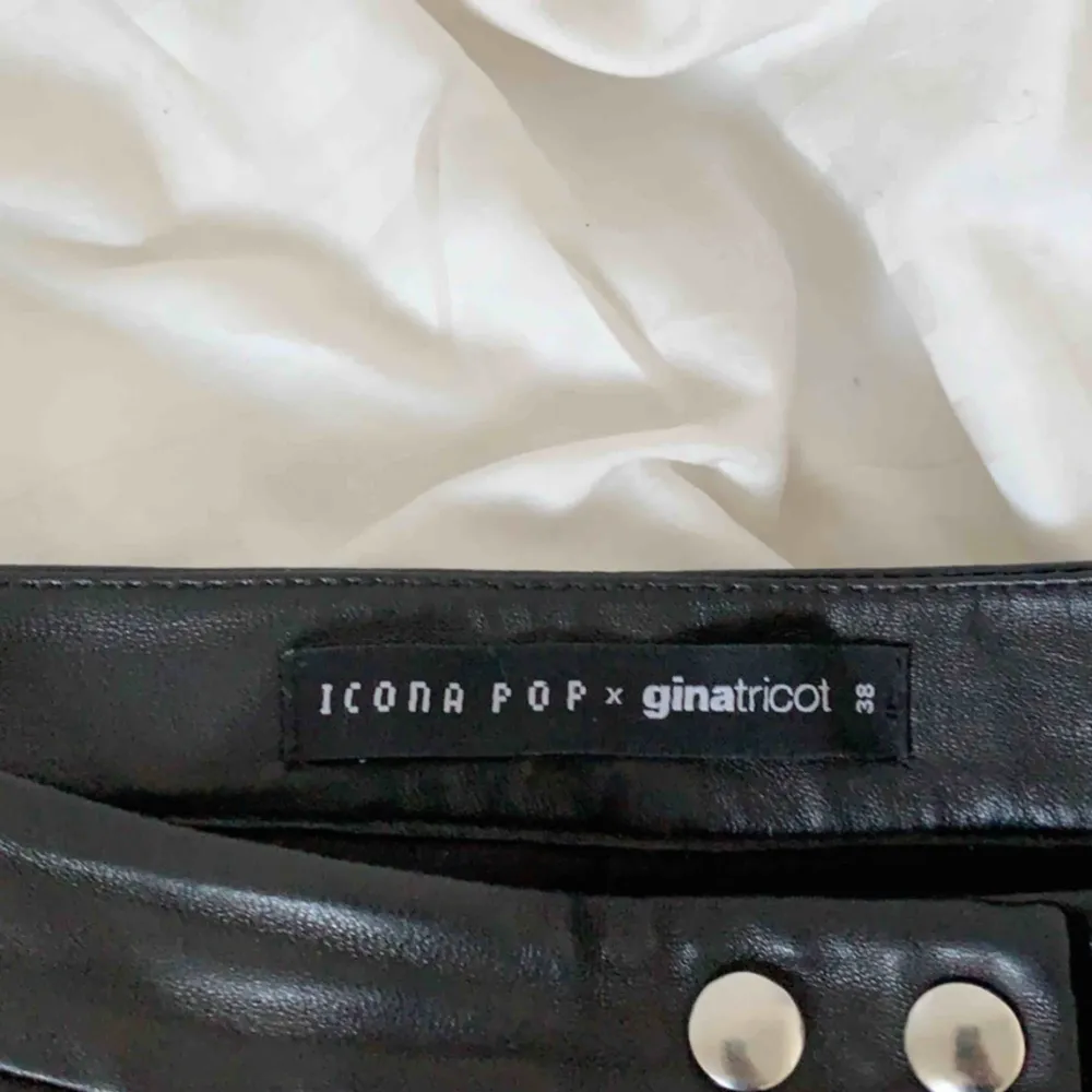 Äkta läderbyxor från Icona x Ginatricot Köpta för 2000 kr Säljes för 300 kr. Jeans & Byxor.
