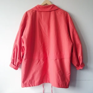 Korallfärgad jacka i microfiber-material. Köpt second hand, en fläck på vänster sida.  - Korallfärgad jacka i microfiber-material. Köpt second hand, en fläck på vänster sida. 