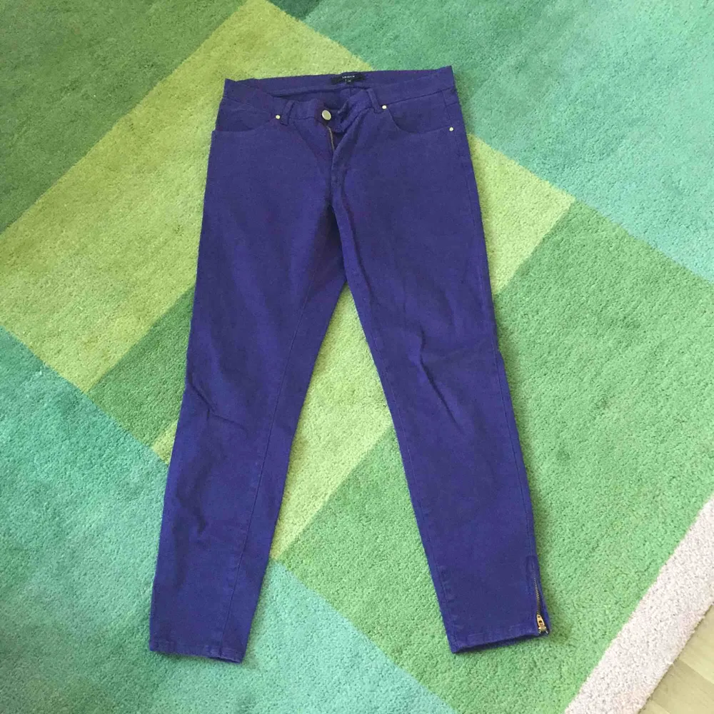 Vackra lila byxor från Lindex. Mjukt material och snygga detaljer med dragkedja längst ned på benet.. Jeans & Byxor.