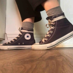  - Säljer mina marinblåa Converse. De är knappt använda då jag köpte fel storlek, vilket också är anledningen till att jag säljer dem. Kan mötas i Örebro eller skickas då köparen står för frakten :)