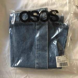 Blå jeanskjol ifrån asos. Älskar den själv för fick hem två stycken och har kvar en själv. Storlek UK 8. Den är oanvänd.