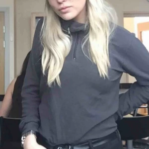  - Fleecetröja från champion. Grå/brun. Jämn i färgen. 