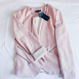 Oanvänd rosa blazer från New look! Dekorativa kedjor i silver och fina feminina beslag.