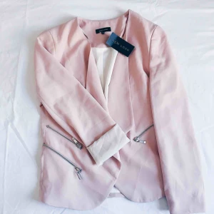  - Oanvänd rosa blazer från New look! Dekorativa kedjor i silver och fina feminina beslag.
