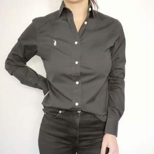 Supersnygg svart skjorta från Ralph Lauren. I storlek 4, vilket motsvarar ungefär storlek 36. 95 % bomull och 5 % elastan. Superskön och i mycket fint skick! 