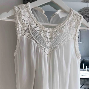  - Transparent topp med broderidetaljer. Har aldrig använt den så den är i nyskick! Knapp baktill 